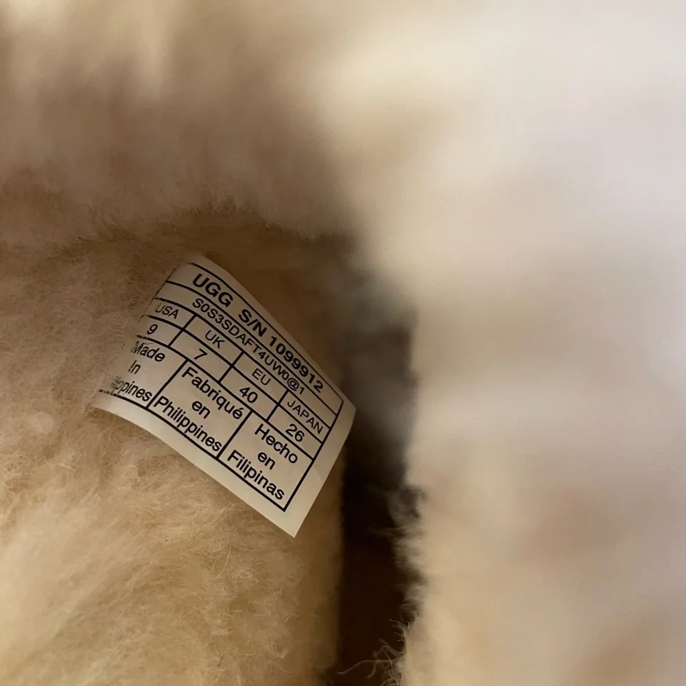 UGG women boots - Picture 2 of 4